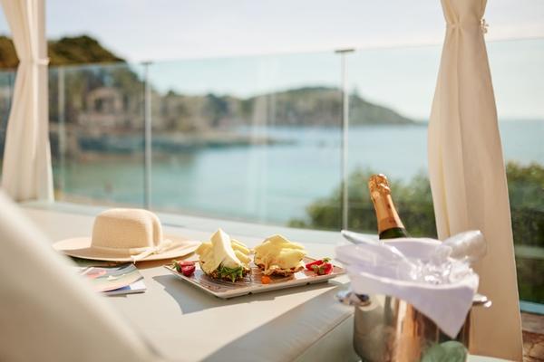 LIT DE JOUR AVEC JACUZZI PRIVÉ DANS LE SKYBAR Inclusive Collection by Hyatt LIT DE JOUR AVEC JACUZZI PRIVÉ DANS LE SKYBAR Inclusive Collection by Hyatt