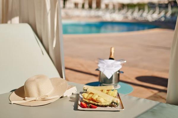 DAY PASS avec DAY/CHILL OUT BED Inclusive Collection by Hyatt DAY PASS avec DAY/CHILL OUT BED Inclusive Collection by Hyatt